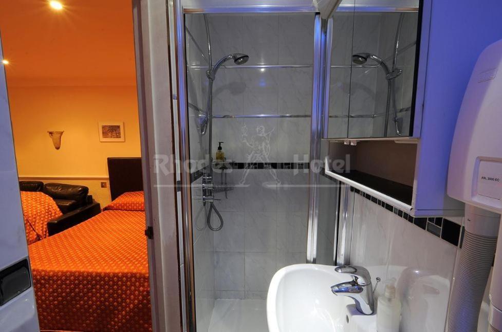 Rhodes Hotel Лондон Екстериор снимка
