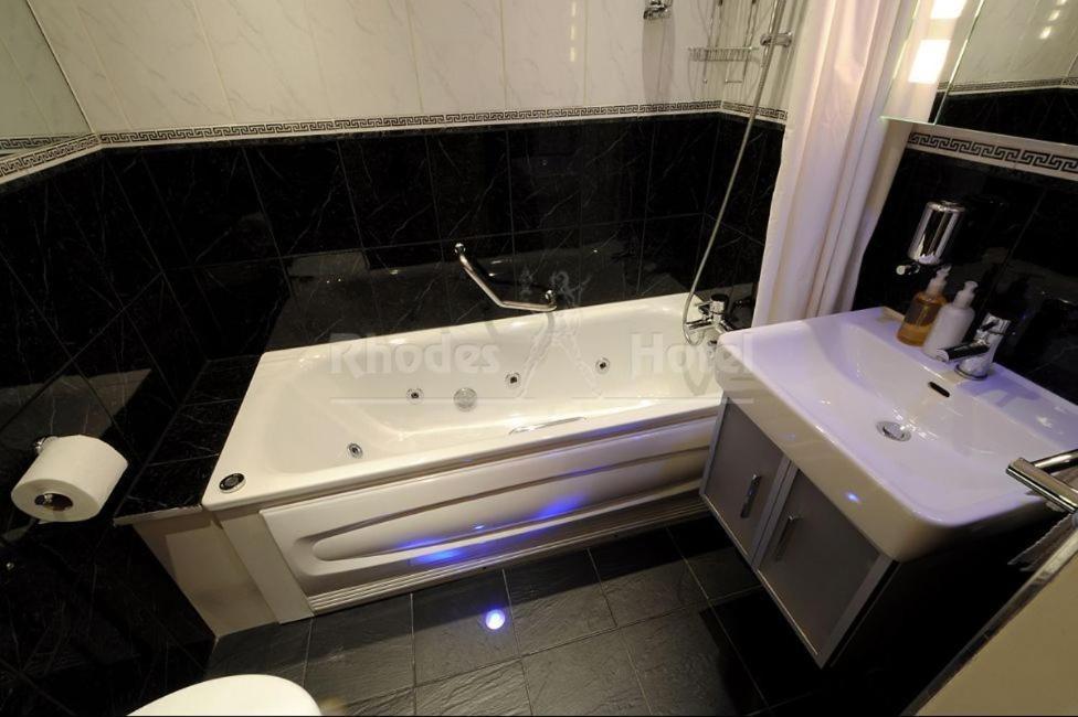 Rhodes Hotel Лондон Екстериор снимка