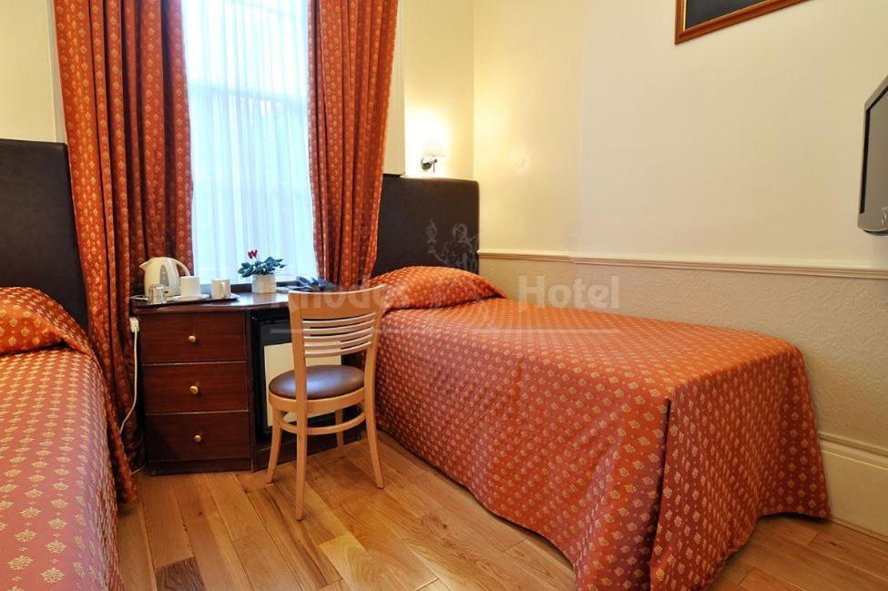 Rhodes Hotel Лондон Екстериор снимка