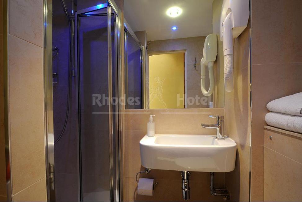 Rhodes Hotel Лондон Екстериор снимка