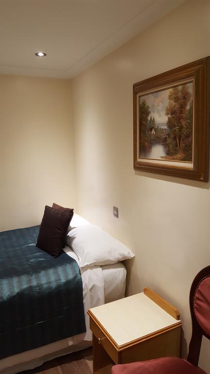 Rhodes Hotel Лондон Екстериор снимка